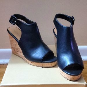 Le Chateau Womans wedge sandal, size 9 in black